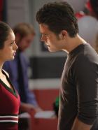 Vampire Diaries - Noch glaubt Stefan (Paul Wesley, r.), dass der Alltag in der Highschool für Elena (Nina Dobrev, l.) eine Rückkehr in die Normalität wird ... © Warner Brothers