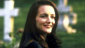 Sex and the City - Eine neue Liebe - ein neues Leben? Auf einer Beerdigung verliebt sich Charlotte (Kristin Davis) in einen frisch verwitweten Mann. © 2001 Paramount Pictures Sex and the City - Eine neue Liebe - ein neues Leben? Auf einer Beerdigung verliebt sich Charlotte (Kristin Davis) in einen frisch verwitweten Mann. © 2001 Paramount Pictures