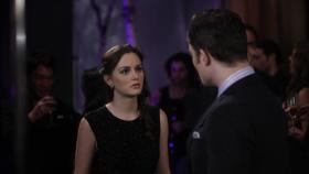 Wendet sich mit einer wichtigen Frage zu seiner Vergangenheit an Blair (Leighton Meester, l.): Chuck (Ed Westwick, r.) ... © Warner Bros. Television Wendet sich mit einer wichtigen Frage zu seiner Vergangenheit an Blair (Leighton Meester, l.): Chuck (Ed Westwick, r.) ... © Warner Bros. Television