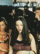 Sex and the City - Die Freundinnen haben das Vergnügen, Jenny Brier (Kat Dennings, M.), die 13-jährige Tochter eines Restaurantmagnaten, die ein widerwärtiges verwöhntes Gör ist, kennen zu lernen. Sam richtet für sie eine millionenschwere Bat Mizwa-Feier aus. © Paramount Pictures