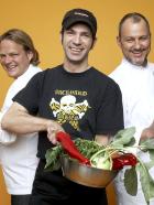 Das Fast Food-Duell - Spitzenkoch gegen Lieferservice - Sie sind schneller, günstiger und vor allem besser als jeder Lieferservice: Das wollen die Spitzenköche Ole Plogstedt (M.), Björn Freitag (l.) und Frank Rosin (r.) beweisen ... © kabel eins