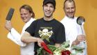 Sie sind schneller, günstiger und vor allem besser als jeder Lieferservice: Das wollen die Spitzenköche Ole Plogstedt (M.), Björn Freitag (l.) und Frank Rosin (r.) beweisen ... © kabel eins