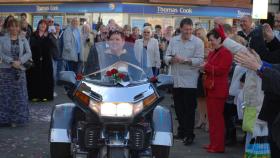 Lynne (M.) lässt es sich nicht nehmen, selbst am Steuer zu sitzen. Eine wahre Bikerbraut - im wahrsten Sinne des Wortes. © ITV Studios Limited 2010 Lynne (M.) lässt es sich nicht nehmen, selbst am Steuer zu sitzen. Eine wahre Bikerbraut - im wahrsten Sinne des Wortes. © ITV Studios Limited 2010