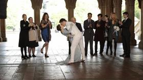Gossip Girl - Im Beisein ihrer Liebsten geben sich Blair (Leighton Meester, 4.v.l.) und Chuck (Ed Westwick, 5.v.l.) das JA-Wort: Lily (Kelly Rutherford, l.), Dorota (Zuzanna Szadkowski, 2.v.l.), Eleanor (Margaret Colin, 3.v.l.), Jack (Desmond Harrington, 5.v.r.), Cyrus (Wallace Shawn, M.), Dan (Penn Badgley, 4.v.r.), Georgina (Michelle Trachtenberg, 3.v.r.), Serena (Blake Lively, 2.v.r.) und Nate (Chace Crawford, r.) ... © Warner Brothers Gossip Girl - Im Beisein ihrer Liebsten geben sich Blair (Leighton Meester, 4.v.l.) und Chuck (Ed Westwick, 5.v.l.) das JA-Wort: Lily (Kelly Rutherford, l.), Dorota (Zuzanna Szadkowski, 2.v.l.), Eleanor (Margaret Colin, 3.v.l.), Jack (Desmond Harrington, 5.v.r.), Cyrus (Wallace Shawn, M.), Dan (Penn Badgley, 4.v.r.), Georgina (Michelle Trachtenberg, 3.v.r.), Serena (Blake Lively, 2.v.r.) und Nate (Chace Crawford, r.) ... © Warner Brothers