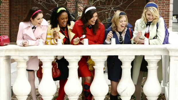 Warner Bros. Television Elise (Emma DeMar, l.), Isabel (Nicole Fiscella, 2.v.l.), Penelope (Amanda Se...
