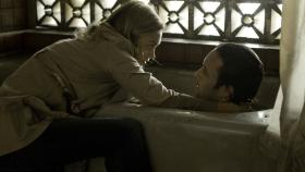 Als Beth (Sophia Myles, l.) erfährt, dass Mick (Alex O'Loughlin, r.) sehr krank ist, eilt sie sogleich herbei, um ihm zu helfen ... © Warner Brothers Als Beth (Sophia Myles, l.) erfährt, dass Mick (Alex O'Loughlin, r.) sehr krank ist, eilt sie sogleich herbei, um ihm zu helfen ... © Warner Brothers