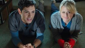 Emily Owens - Emily (Mamie Gummer, r.) hat sich für Micah (Michael Rady, l.) entschieden, doch die Beziehung wird gleich zu Beginn von Problemen überschattet ... © 2012 The CW Network, LLC. All rights reserved. Emily Owens - Emily (Mamie Gummer, r.) hat sich für Micah (Michael Rady, l.) entschieden, doch die Beziehung wird gleich zu Beginn von Problemen überschattet ... © 2012 The CW Network, LLC. All rights reserved.