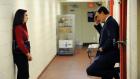 Good Wife - Alicia (Julianna Margulies, l.) muss sich entscheiden, ob sie bei ihrem Mann Peter (Chris Noth, r.) während der Wahlphase für das Amt des Staatsanwalts von Cook Country beistehen oder stattdessen ihre Beziehung zu Will intensivieren möchte ... © CBS Studios Inc. All Rights Reserved.