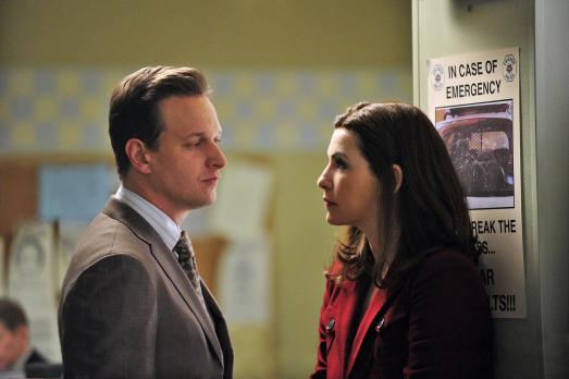 Good Wife - Ein junges Pärchen wird des Mordes angeklagt. Alicia (Julianna Margulies, r.) und Will (Josh Charles, l.) überlegen, wie sie in dem Fall am besten vorgehen sollen. © 2010 CBS Broadcasting Inc. All Rights Reserved.