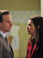 Good Wife - Ein junges Pärchen wird des Mordes angeklagt. Alicia (Julianna Margulies, r.) und Will (Josh Charles, l.) überlegen, wie sie in dem Fall am besten vorgehen sollen. © 2010 CBS Broadcasting Inc. All Rights Reserved.