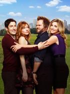 Mad Love - (1. Staffel) - Kämpfen in New York mit dem Job und der Liebe: (v.l.n.r.) Ben Parr (Jason Biggs), Connie Grabowski (Judy Greer), Larry Munsch (Tyler Labine) und Kate Swanson (Sarah Chalke) ... © CPT Holdings, Inc. All Rights Reserved.