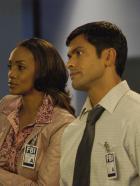 Missing - Verzweifelt gesucht - Eine junge Frau verschwindet spurlos. Nicole (Vivica A. Fox, l.) und Antonio (Mark Consuelos, r.) erfahren, dass ihr letztes Lebenszeichen von der Überwachungskamera einer Shopping Mall stammt ... © Sony Pictures Television International. All Rights Reserved.