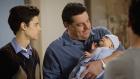 Voller Stolz hält Leo (Steve Schirripa, r.) das Baby im Arm. Wird sich auch Ben (Ken Baumann, l.) bald an die neue Situation gewöhnen? © 2008 DISNEY ENTERPRISES, INC. All rights reserved. NO ARCHIVING. NO RESALE.
