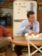 Friends - Da Monica (Courteney Cox, r.) und Chandler (Matthew Perry, M.) eine Empfehlung für die Adoptionsagentur brauchen, übernimmt dies Joey (Matt LeBlanc, l.) ... © 2003 Warner Brothers International Television