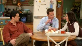 Da Monica (Courteney Cox, r.) und Chandler (Matthew Perry, M.) eine Empfehlung für die Adoptionsagentur brauchen, übernimmt dies Joey (Matt LeBlanc, l.) ... © 2003 Warner Brothers International Television Da Monica (Courteney Cox, r.) und Chandler (Matthew Perry, M.) eine Empfehlung für die Adoptionsagentur brauchen, übernimmt dies Joey (Matt LeBlanc, l.) ... © 2003 Warner Brothers International Television