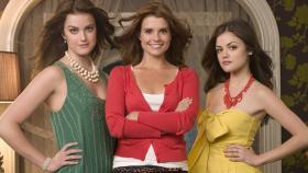 Privileged - Als Tutorin der beiden verwöhnten Schwestern Sage (Ashley Newbrough, l.) und Rose Baker (Lucy Hale, r..) kommt Yale-Absolventin Megan Smith (Joanna Garcia, M.) schon sehr bald an ihre Grenzen ... © Warner Bros. Television