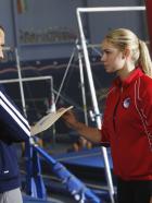 Make It or Break It - Payson (Ayla Kell, r.) ist zutiefst enttäuscht, dass Marty (Erik Palladino, l.) "the Rock" als Trainer verlassen hat ... © 2009 DISNEY ENTERPRISES, INC. All rights reserved. NO ARCHIVING. NO RESALE.
