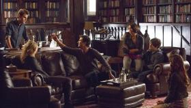 Keiner ahnt, dass es nicht Elena (Nina Dobrev, r.) ist, die mit ihnen zusammensitzt: Stefan (Paul Wesley, l.), Caroline (Candice Accola, 2.v.l.), Damon (Ian Somerhalder, 3.v.l.), Bonnie (Katerina Graham, 3.v.r.) und Jeremy (Steven R. McQueen, 2.v.r.) ... © Warner Brothers Keiner ahnt, dass es nicht Elena (Nina Dobrev, r.) ist, die mit ihnen zusammensitzt: Stefan (Paul Wesley, l.), Caroline (Candice Accola, 2.v.l.), Damon (Ian Somerhalder, 3.v.l.), Bonnie (Katerina Graham, 3.v.r.) und Jeremy (Steven R. McQueen, 2.v.r.) ... © Warner Brothers