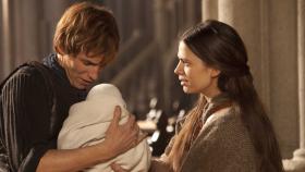 Die Säulen der Erde - Nach langer Suche kann Aliena (Hayley Atwell, r.) im Pariser Vorort St. Denis Jack (Eddie Redmayne, l.) ausfindig machen und ihm sein Kind zeigen. Auf dem gemeinsamen Heimweg nach England wartet eine weitere Überraschung auf den jungen Baumeister ... © Egon Endrenyi Tandem Productions GmbH / Pillars Productions (Ontario) Inc. / Pillars Productions (Muse) Inc. All rights reserved.
