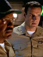 J.A.G. - Im Auftrag der Ehre - Commander Burke (James Pickens jr., l.) und Harm Rabb (David James Elliott, r.) warten auf den Feuerbefehl. © CBS Television