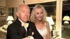 Die perfekte Hochzeit! - Heute schreiten Promis vor den Traualtar: Debby McGee (r.) frischt nach 22 Jahren das Eheversprechen mit ihrem Ehemann, dem Magier Paul Daniels (l.), auf. © sixx