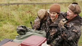 Während Izzie versucht ein Thanksgiving Dinner vorzubereiten, wird George (T.R. Knight, M.) von seinem Vater und seinen zwei Brüdern (Greg Pitts, r. und Tim Griffin, l.) zur alljährlichen O'Malley-Truthahn-Jagd abgeholt ... © Touchstone Television Während Izzie versucht ein Thanksgiving Dinner vorzubereiten, wird George (T.R. Knight, M.) von seinem Vater und seinen zwei Brüdern (Greg Pitts, r. und Tim Griffin, l.) zur alljährlichen O'Malley-Truthahn-Jagd abgeholt ... © Touchstone Television