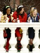 Gossip Girl - Elise (Emma DeMar, l.), Isabel (Nicole Fiscella, 2.v.l.), Penelope (Amanda Setton, M.) und Hazel (Dreama Walker, 2.v.r.) haben es auf ihre alte Anführerin Blair abgesehen. Die neue Queen der Schule, Jenny (Taylor Momsen, r.) hat nur ein müdes Lächeln für ihre ehemalige Freundin übrig ... © Warner Bros. Television