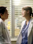 Grey's Anatomy - Die jungen Ärzte - Es ist sechs Uhr abends. Meredith (Ellen Pompeo, r.) leitet freiwillig die Notaufnahme und dirigiert die Ärzte, während Cristina (Sandra Oh, l.) ihr etwas zu erzählen versucht ... © ABC Studios