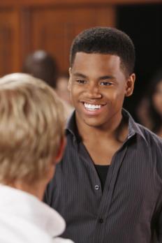 90210 - Auf der Suche nach Silver trifft Dixon (Tristan Wilds, r.) auf den Neuankömmling Teddy (Trevor Donovan, l.). © TM &   CBS Studios Inc. All Rights Reserved
