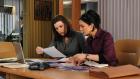 Good Wife - Beim Durchsehen verschiedener Dokumente machen Alicia Florrick (Julianna Margulies, l.) und Kalinda (Archie Panjabi, r.) eine interessante Entdeckung. © CBS   2011 CBS Broadcasting Inc. All Rights Reserved.
