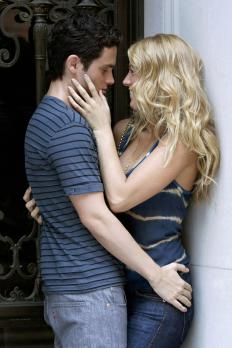 Gossip Girl - Dan (Penn Badgley, l.) und Serena (Blake Lively, r.) sind wieder zusammen. Doch das klärende Gespräch vermeiden die beiden weiterhin ... © Warner Brothers