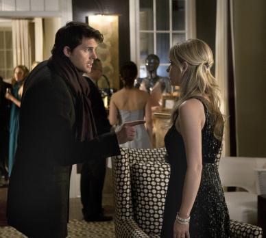 Ringer - Henry (Kristoffer Polaha, l.) erscheint auf Bridgets (Sarah Michelle Gellar, r.) Wohltätigkeitsveranstaltung und macht ihr klar, dass sie sich aus seinem Leben heraushalten soll. Sie kann sein Verhalten nicht nachvollziehen ... © 2011 THE CW NETWORK, LLC. ALL RIGHTS RESERVED