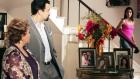 Desperate Housewives - Zu Gabrielle (Eva Longoria, r.) Entsetzen erscheint Juanita (Lupe Ontiveros, l.), ihre Carlos’ (Ricardo Antonio Chavira, M.) Mutter, die sich an ihre Fersen heftet, um sie des Ehebruchs zu überführen ... © Touchstone Television