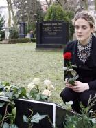 Anna und die Liebe - An Roberts Grab äußert Maja (Barbara Lanz) ihre Sorgen. © Noreen Flynn Sat.1