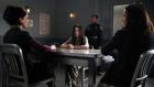 Good Wife - Alicia Florrick (Julianna Margulies, r.) und Kalinda Sharma (Archie Panjabi, l.) sind gespannt, was der Teenie-Star Sloan (Miranda Cosgrove, 2.v.l.) ihnen zu sagen hat ... © 2010 CBS Broadcasting Inc. All Rights Reserved.