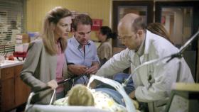 Dr. Greene (Anthony Edwards, r.) versorgt einen Achtjährigen, der von seinen Adoptiveltern im Rahmen eines obskuren Bindungsrituals zu lange mit dem Kopf unter Wasser gehalten wurde. © TM+ WARNER BROS. Dr. Greene (Anthony Edwards, r.) versorgt einen Achtjährigen, der von seinen Adoptiveltern im Rahmen eines obskuren Bindungsrituals zu lange mit dem Kopf unter Wasser gehalten wurde. © TM+ WARNER BROS.