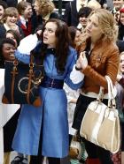 Gossip Girl - Blair (Leighton Meester, l.) wird gleich am ersten Tag an der Schule von ihren ehemaligen Freundinnen angegriffen. Einzig ihre alte Freundin Serena (Blake Lively, r.) steht noch zu "Queen B" ... © Warner Bros. Television