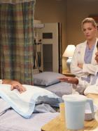 Grey's Anatomy - Die jungen Ärzte - Visite: Dr. Bailey (Chandra Wilson, M.), Cristina (Sandra Oh, r.), Meredith (Ellen Pompeo, 2.v.r.) und Izzie (Katherine Heigl, 2.vl.) sehen nach Carl Murphy (Timothy Bottoms, l.) ... © Touchstone Television