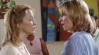 Desperate Housewives - Um sich ein Mitspracherecht zu erkämpfen und sich gegen die übermächtige Maisy (Sharon Lawrence, r.) zu behaupten, soll Lynette (Felicity Huffman, l.) für eine Theateraufführung in der Schule ihrer Zwillinge Kostüme nähen,... © Touchstone Pictures