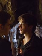 Vampire Diaries - Als Stefan (Paul Wesley, l.) seinen Bruder Damon (Ian Somerhalder, r.) bittet, Elena zu helfen, hat er ganz sicher nicht das gemeint, was Damon schließlich tut ... © Warner Brothers