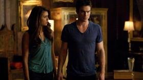Vampire Diaries - Wie weit würde Damon (Ian Somerhalder, r.) für die Rettung Elenas (Nina Dobrev, l.) gehen? © Warner Brothers Vampire Diaries - Wie weit würde Damon (Ian Somerhalder, r.) für die Rettung Elenas (Nina Dobrev, l.) gehen? © Warner Brothers