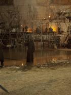 Die Säulen der Erde - Nur mit einer List, die William Hamleigh (David Oakes, 2.v.l.) vorgaukelt, dass Gott selbst den Bau der Kathedrale fordert, erlangen Philip (Matthew Macfadyen, 3.v.l.) und die Mönche Zugriff auf den Steinbruch und damit auf die dringend benötigten Steine ... © Egon Endrenyi Tandem Productions GmbH / Pillars Productions (Ontario) Inc. / Pillars Productions (Muse) Inc. All rights reserved.