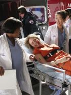Grey's Anatomy - Die jungen Ärzte - Cristina (Sandra Oh, 2.v.r.) und Dr. Bailey (Chandra Wilson, 2.v.l.) kümmern sich um eine Mörderin (Rosanna Arquette, M.), die, um der Einzelhaft zu entkommen, Rasierklingen verschluckt hat ... © Touchstone Television