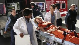 Cristina (Sandra Oh, 2.v.r.) und Dr. Bailey (Chandra Wilson, 2.v.l.) kümmern sich um eine Mörderin (Rosanna Arquette, M.), die, um der Einzelhaft zu entkommen, Rasierklingen verschluckt hat ... © Touchstone Television Cristina (Sandra Oh, 2.v.r.) und Dr. Bailey (Chandra Wilson, 2.v.l.) kümmern sich um eine Mörderin (Rosanna Arquette, M.), die, um der Einzelhaft zu entkommen, Rasierklingen verschluckt hat ... © Touchstone Television