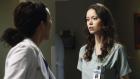 Grey's Anatomy - Während Derek Meredith dazu drängt, wieder mit ihm in der Neurochirurgie zu arbeiten, hegt Cristina (Sandra Oh, l.) den starken Verdacht, dass Owen sie mit der Krankenschwester Emily (Summer Glau, r.) betrügt ... © ABC Studios