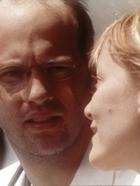 Emergency Room - Die Notaufnahme - Dr. Greene (Anthony Edwards, l.) entschließt sich, einem Deal mit Dr. Weaver zuzustimmen. © TM+  WARNER BROS.