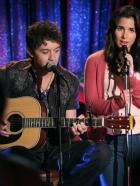 Make It or Break It - Kaylie (Josie Loren, r.) lässt sich von Damon (Johnny Pacar, l.) überreden, mit ihm zusammen aufzutreten ... © 2010 Disney Enterprises, Inc. All rights reserved.