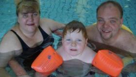 Familie Leinberger hat ein schwerwiegendes Problem: Mama Manuela (43) wiegt 127 Kilo. Papa Armin (44) bringt rund 121 Kilo auf die Waage. Und selbst der fünfjährige Niclas hat mit 40 Kilo schon zehn Kilo mehr auf den Hüften, © ProSieben Familie Leinberger hat ein schwerwiegendes Problem: Mama Manuela (43) wiegt 127 Kilo. Papa Armin (44) bringt rund 121 Kilo auf die Waage. Und selbst der fünfjährige Niclas hat mit 40 Kilo schon zehn Kilo mehr auf den Hüften, © ProSieben