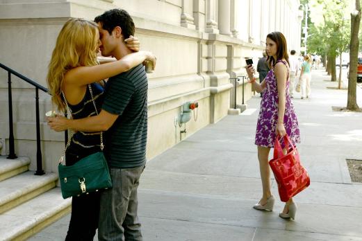 Gossip Girl - Der neueste Klatsch muss gleich an "Gossip Girl" weitergeleitet werden: Serena (Blake Lively, l.) und Dan (Penn Badgley, M.) frisch verliebt ... © Warner Brothers