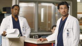 Grey's Anatomy - Während Ben (Jason George, l.) zurückkehrt um festzustellen, dass Bailey mit Eli zusammen ist, wirft Derek (Patrick Dempsey, r.) Alex aus der Neurochirurgie heraus ... © ABC Studios Grey's Anatomy - Während Ben (Jason George, l.) zurückkehrt um festzustellen, dass Bailey mit Eli zusammen ist, wirft Derek (Patrick Dempsey, r.) Alex aus der Neurochirurgie heraus ... © ABC Studios